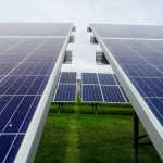Deretan panel solar untuk proyek percontohan.