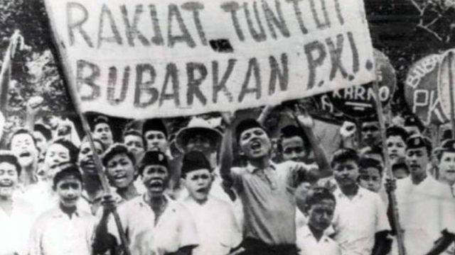 Kronologi G30S/PKI 1965, kisah lengkap fakta sejarah, versi resmi Orde Baru, dan kontroversi yang masih jadi perdebatan hingga kini.