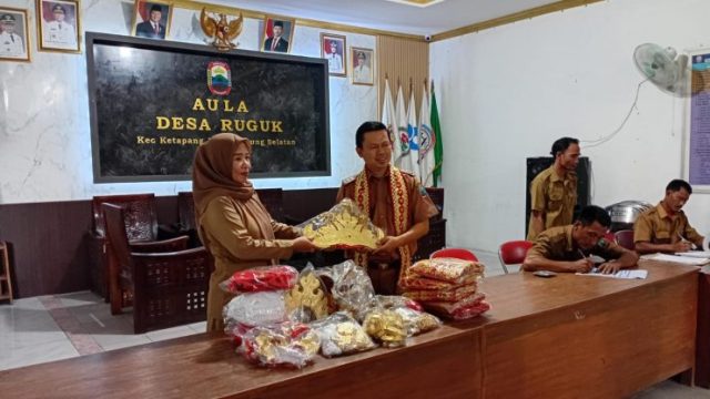 Kepala Desa Ruguk Berikan Bantuan Kelengkapan Tari Seni Sembah