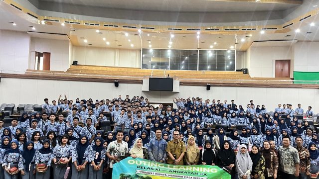 Ratusan Pelajar SMAN 14 Kota Tangerang Belajar Politik ke DPRD Banten