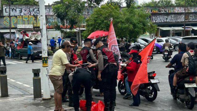 Humanis, Personel BKO Polda Metro Jaya Bagikan Makanan Gratis Saat Amankan Aksi di Tugu Proklamasi