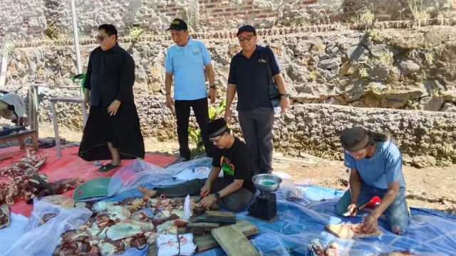 SMSI Banten Potong Sapi Kurban Dari  Kapolda Banten