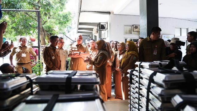 Gubernur Andra Soni Pantau Pelaksanaan MBG dan pra-SPMB
