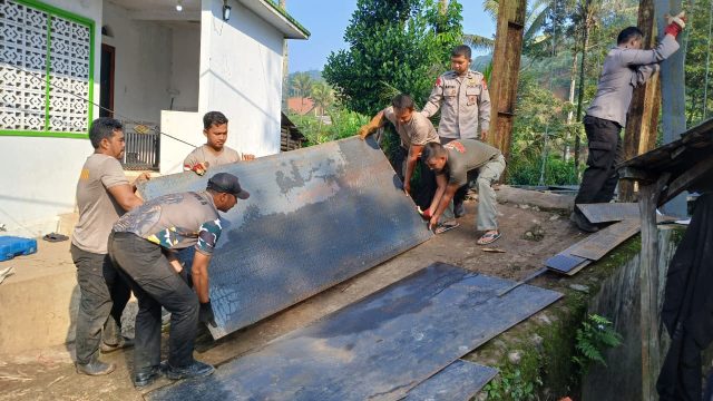 Brimob Polda Banten Revitalisasi Jembatan Merah Putih di Lebak