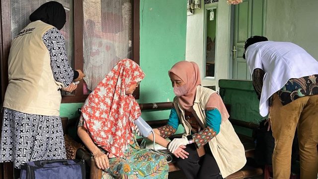 Tak Perlu Antre ke Puskesmas, Warga Tangsel Kini Bisa Diperiksa Dokter di Rumah Lewat Ngider Sehat Premium