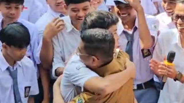 Momen Haru di SMK PGRI Pandeglang, Siswa Peluk Gubernur Banten Andra Soni