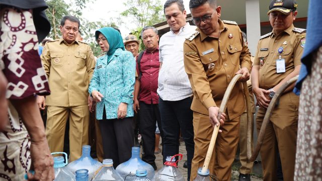 Atasi Kekeringan, Gubernur Andra Soni Distribusikan Air Bersih dan Siapkan Sumur Bersama