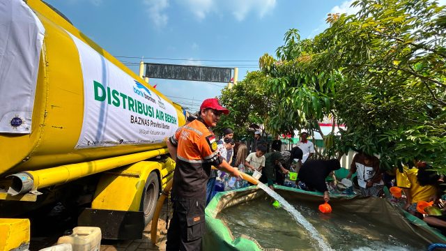 Tanggap Kekeringan Lebak: BAZNAS Banten dan Bank Banten Pasok 32.000 Liter Air Bersih ke Cipanas