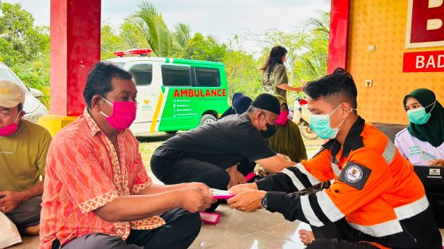 Erupsi Gunung Anak Krakatau, BAZNAS Banten Bagikan Masker dan Buka Layanan Kesehatan Gratis untuk Warga Anyer-Cinangka