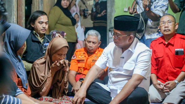 Gubernur Banten Andra Soni Datang ke Rumah Duka Korban Hilang di Selat Sunda Sampaikan Duka Mendalam