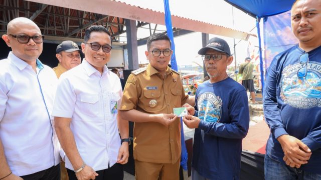 Gubernur Banten Serahkan Secara Simbolis Kartu Kepesertaan BPJS Ketenagakerjaan Kepada Nelayan di Acara Tasyakuran Laut Sidamukti