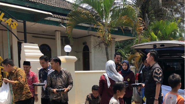 Wujudkan Kepedulian Sosial Melalui Program “Imigrasi untuk Rakyat”, Kantor Imigrasi Cilegon Sukses Gelar Aksi Bagi-Bagi Ratusan Kotak Makan Gratis