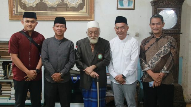 Temui Abuya Muhtadi di Pandeglang, Kakanwil Kemenkum Banten Hadiyanto Pererat Silaturahmi dengan Tokoh Agama
